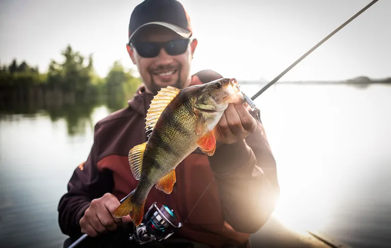 Angler mit Fang