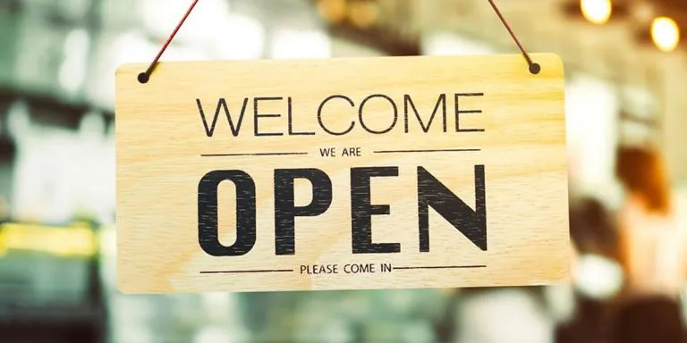Schild „Welcome, we are open“